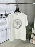versace 范思哲 25Ss春夏新品男士数码印花圆领短袖T恤，正面缀饰有金属美杜莎头像与金属元素品牌字母标识印花设计，打造男士基本款单品，为男士衣橱注入新意