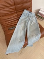 25Ss 重工烫钻+刺绣浅蓝色牛仔裤 复古的浅蓝色洗水效果 很清爽 裤身烫细钻+字母Logo镂空绣花 辨识度十足 时髦感在线 直筒的版型 最最不挑人又藏肉显瘦