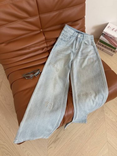 25Ss 重工烫钻+刺绣浅蓝色牛仔裤 复古的浅蓝色洗水效果 很清爽 裤身烫细钻+字母Logo镂空绣花 辨识度十足 时髦感在线 直筒的版型 最最不挑人又藏肉显瘦