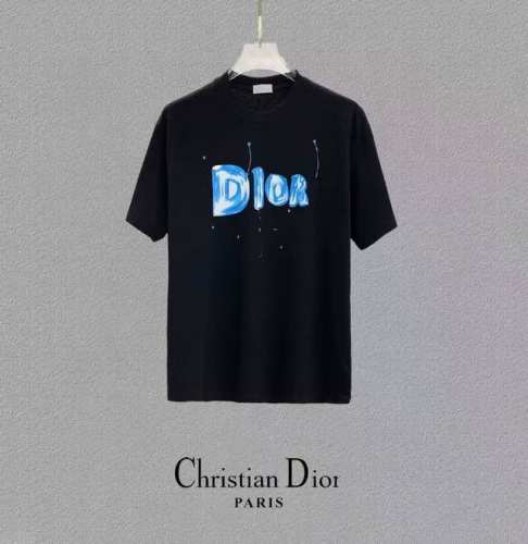 Dior 迪奥、25Ss高版本胸贴印花Logo圆领短袖T恤。面料采用定制300G支双股精棉平纹高密无尘全棉布料，Os版型宽松慵懒百搭，轻奢大气，众多明星博主试穿