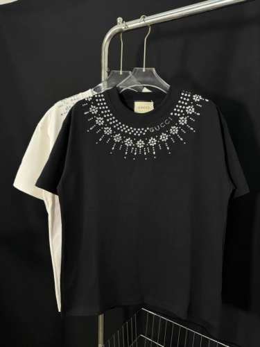 款号：He210 Gucci-古驰新款领口高温烫钻圆领短袖 面料采用280克双股双纱纯棉面料，手感舒适柔软，上身舒适透气，领口采用同缸同色罗纹，不紧绷，不变形，