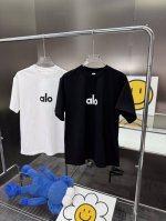 Alo慵懒大T 为夏天做足准备 简简约约才是日常本色~ 因为是宽松款可以里面套长袖 或者搭配外套 保暖也能帅气出街 领口做旧工艺破洞袖口下摆个性设计！！ 300