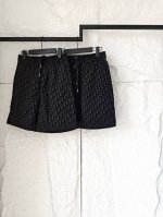 dior满印植绒字母轻薄短裤 满幅植绒字母风暴 将品牌图腾炼成可穿戴的触觉艺术 当字母成为身体的光蚀刻 你的每个步伐 都在向世界发送加密的时尚电波 尺码：M L