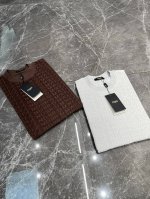 P180。 25S 原单Fendi By Marc Jacobs毛巾提花T恤 本款T恤采用全棉毛巾提花面料，饰以全幅Fendi Roma标志图案提花，作为Fen