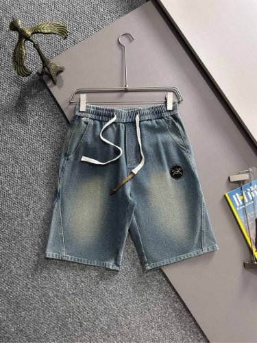 始祖鸟2025夏季新品牛仔裤牛仔短裤，采用进口客供日本Denim平纹棉质牛仔面料梭织生产，三标齐全，顶尖的石磨水洗工艺让质感达到80年代的老味，柔软细腻舒适透气