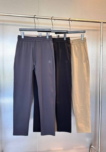 商务 休闲 百搭 巴宝莉Burberry 男子2025春夏季锥子版型梭织 刺绣Logo 运动休闲长裤 品名:巴宝莉 小脚 刺绣 梭织裤 颜色： 黑色 高级灰 卡