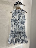 Dio*2025新品上架 立领无袖印花连衣裙 定制Yb进口丝棉材质 质感光泽 垂顺有型 无袖连衣裙剪裁 通体满印热带植物和蝴蝶元素 呼应炎炎夏日的清爽度假气息
