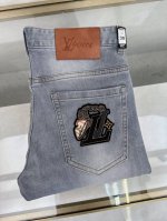 lv 2025夏新款上市，高品质爆款牛仔裤超级定制款，G网同款经典Logo，修身带弹力，上身舒适亲肤，版型超赞细节做工无可挑剔！简欧风格，轻奢高档，！码数：29