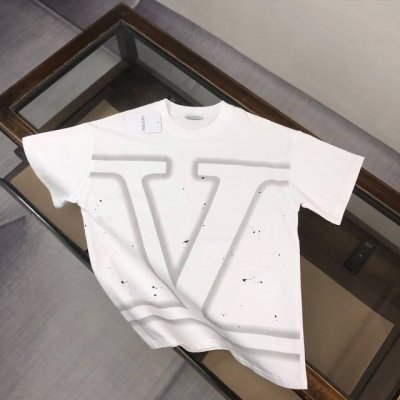 Valentino 华伦天奴 25Ss专柜同款圆领短袖T恤～标志性品牌字母Logo点缀～定制棉质面料～ 厚板立体！衣服偏厚使整体高透气和柔软性的质感更加凸显，饱