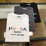 新品 prad... 2025春夏新款首发专柜最新款短袖圆领T恤 高端订制 设计前卫时尚！品牌Logo重工艺设计 高端定制双丝光面料.手感柔软.穿着舒适.专柜级
