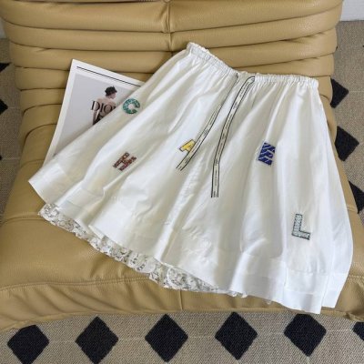 25 双C Vintage新款半裙 重工刺绣设计轻盈透气 不同颜色字母重工刺绣简约百搭 恰到好处的长度 包容性强 不挑身材的好穿 随意搭配就很好看 上身敲减龄