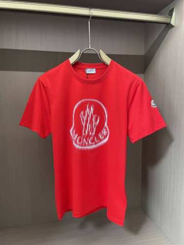 Moncler 2025春夏新品模糊Logo印花短袖T恤；定制专属100支双股丝光长绒棉面料，舒适柔软透气排汗！胸前模糊流苏Logo印花工艺，袖口左侧羊毛标鸭仔
