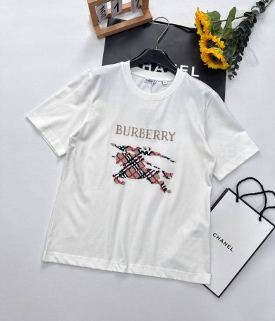 Burberry 25Ss春夏新款 骑士战马刺绣圆领短袖T恤丨独家Yb开发！最高版出品！个性独特又潮又酷对于T恤真的毫无抵抗力！百搭又舒适 谁能拒绝呢！经典的圆