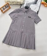 miumiu25Ss春夏新款Logo徽标刺绣百褶衬衫裙，高版出品！学院风格纹新品又来啦，一系列都出啦，轻松打造同色系穿搭高级感满满~系扣衬衫尖领，胸口立体Log