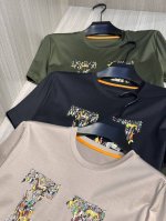 型号Hs025#，爱马家 2025春夏最新骑士骏马印花男士圆领T恤衫，独具匠心的创作：胸前极具代表性的古典骑士骏马图案，组成了标志性的 H 字样，是那么自然又那