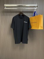 Lv 四叶草印花烫钻短袖T恤，面料采用32支精疏棉双纱面料，四叶草高温烫钻图案，整体走线平直细腻，面料舒适柔软，颜色一致无色差 能与同款搭配营造时尚造型，驾驭各