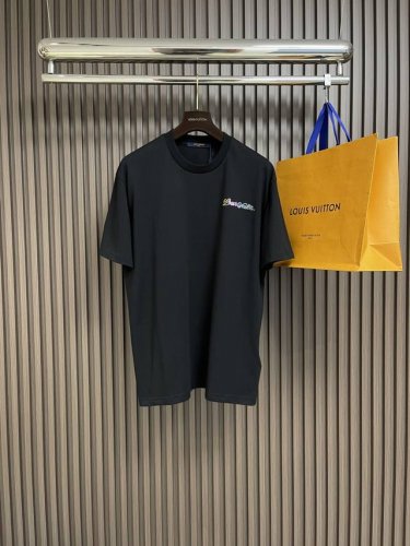 Lv 四叶草印花烫钻短袖T恤，面料采用32支精疏棉双纱面料，四叶草高温烫钻图案，整体走线平直细腻，面料舒适柔软，颜色一致无色差 能与同款搭配营造时尚造型，驾驭各