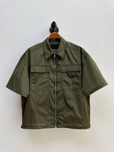 pr Re-Nylon轻盈短袖衬衫 代工厂p出品 选用轻盈Re- Nylon再生纤维尼龙材质打造 呈现方正廊形 正面点缀容量充裕的翻盖口袋 而拉链衣襟则增添了一