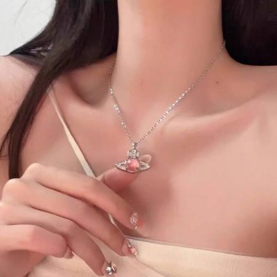 西太后Vivienne Westwood 粉色土星可转动玻璃珠 镶嵌锆石项链 对于女孩来说，项链从来都是很重要的存在，无论日常穿搭还是拍照凹造型，它都能帮我们增