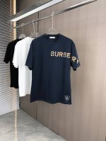 D Bur 巴宝莉2025春夏新款 圆领短袖 格子布贴布对位绣花 下摆挨针绣 细节满满 采用高克重320克双纱精梳棉面料 微宽松版型 面料手感柔软厚实 男女同款
