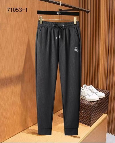 Dior 25春夏新品 极简运动打造出清爽的摩登Stay！穿上新颖 时髦面料舒服透气，穿着非常舒适 低调不失奢华 穿出去非常有档次。裤型款式和裁剪亦无需多言 上