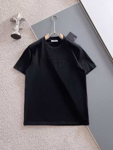 普拉达 夏季新品，凹凸工艺，高定面料 玉蚕丝般的丝滑 时尚经典圆领短袖时尚单品设计，更加时尚舒适，高标准定制，上身非常有型，客供辅料，客供进口高档面料质感非常细