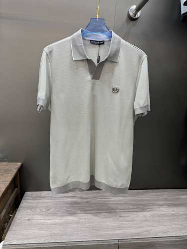 齐角翻领短袖针织polo衫 夏日穿搭的难题，一件男士短袖针织polo衫就能轻松搞定！ 翻领设计经典又百搭，修饰颈部线条，让你瞬间化身利落型男。随性与优雅，扣上扣