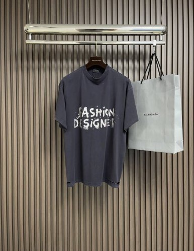 Balenciaga 金沙闪亮印花短袖T恤，采用15S精棉平纹，230G；搭配 32S双纱拉架螺纹，350G。金沙闪粉印花是在面料表面形成金属质感闪光效果的装饰