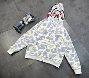 210包邮 潮牌 Bape鲨鱼双帽外套！Hey宝贝们～今天要给你们安利一款超级无敌好看的情侣外套！就是这款Bape鲨鱼外套啦！首先，颜值爆表警告！四经典的迷彩图