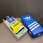 阿迪达斯礼盒袜 一盒5双阿迪袜，运动袜中筒袜情侣款，这款袜子无论袜口还是袜腰，高弹性性能都是非常好的 ，采用高档精梳棉材质，耐磨耐穿，柔软亲肤 不起球 久穿不易