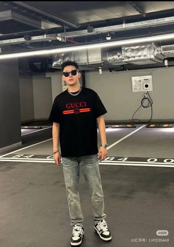 Gucci 古驰潮牌T.男女同款！ Ancora 红色标识圆领T恤，跟白色搭配高级得很！说实话 我自己是喜欢新设计师Sabato的实穿风格 跳脱了往届Gg 花草