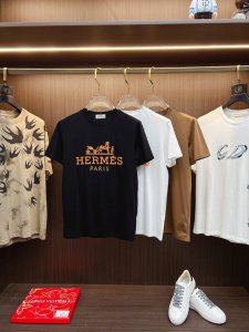 爱马仕 2025Ss春夏最新款圆领时尚短袖T恤，官网同步，专柜纯棉面料！贴肤舒适，耐看又好穿，经典简约Logo设计，原厂工艺一丝不苟，型男必备单品 码数M-4X