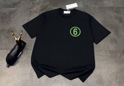 新款短袖上新2025Ss夏季新品，马吉拉！被问麻了马吉拉这款T恤也太出圈！ 宝子们，最近疯狂被问的一件T恤，来自Maison Margiela 马吉拉 这款T恤