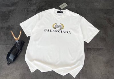 新款短袖上新2025Ss 夏季新品 巴黎世家 龙纹麦穗T恤，高街时尚新宠！ 宝子们，今天必须要给大家分享我最近入手的宝藏单品 巴黎世家龙纹麦穗T恤。 独特图案：