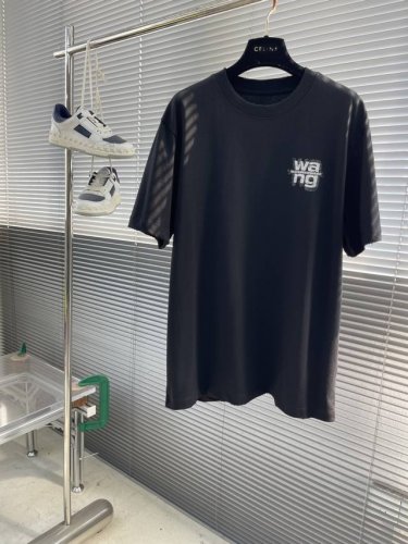 wang 亚历山大王 25Ss春夏系列圆领T恤 尺码:M-5Xl 版型:微阔短袖T 成份:潮棉平纹面料 245克重 100%纯棉 手感挺括有型 穿着亲肤舒适 工