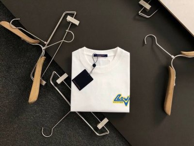 L牌*微阔版型 M-Xxxl 顶级秋冬字母胶印后幅呼应印花融合短袖，精致工艺专柜面料，顶级元素融合打造，经典短袖3标齐全，潮男时尚，无论是上身舒适度还是都是无可