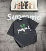 巴黎世家 系列 专柜款复古情侣 印花短袖T落肩袖 重磅280G精梳棉材质 透气舒适 版型宽松 进口外贸级专柜印花，随意搓洗不褪色不变形。 情侣款 男女同款哦