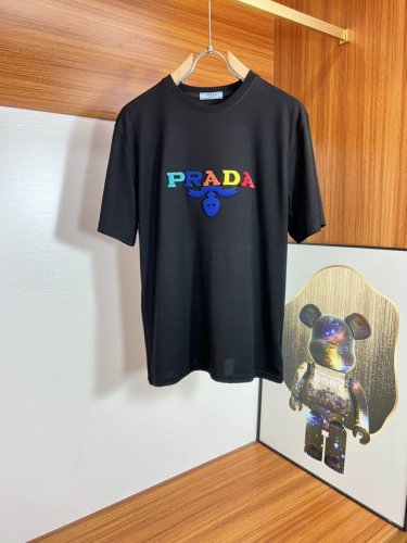 prada 普拉达 2025年春夏新品上新 三标齐全 圆领短袖T恤 好货不用过多介绍 看细节 专柜码数：M-Xxxl 175 140建议L， 长期有货主推 适合