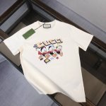Gucci 夏季新款圆领短袖T恤 270克重磅高端纯棉面料 手感质感都极完美 修身裁剪设计干净利落 时尚又好看 走线做工非常精致 版型效果超赞 而且透气性能超强