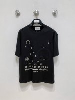 市场有仿版认准工艺和面料 25Ss马吉拉纯棉最新面料 最高版本 胸前字母印花+贴布绣工艺经典标识图案Logo时尚简约潮流短袖，最顶级的品质专柜原单短袖，顶级制作