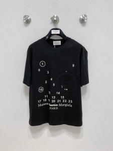 市场有仿版认准工艺和面料 25Ss马吉拉纯棉最新面料 最高版本 胸前字母印花+贴布绣工艺经典标识图案Logo时尚简约潮流短袖，最顶级的品质专柜原单短袖，顶级制作