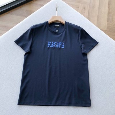 FFLogo字母刺绣圆领短袖T恤 标志性的Ff Logo以独特的像素风格呈现于衣身 打破传统 注入潮流科技感 于低调中彰显奢华态度 瞬间提升整体造型的辨识度与格