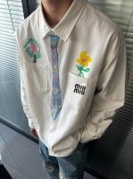三标齐全 邂逅 Miu Miu 解锁春日新趣 Miumiu 蜡笔手绘领带衬衫，学院风 C 位出道，到了打领带的年纪 春天的衣橱里怎能少了这款 Miumiu 蜡笔