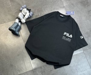 90潮牌Fila斐乐官网同款同步短袖！胸口Logo点缀胸前，简约又不失时尚感，一眼就狠狠拿捏住了！正肩版型对各种身材都很友好，穿起来整个人显得挺拔又精神，瞬间男