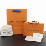 Louis Vuitton 路易威登LV花卉字母手绳 LV Blooming 手镯糅合繁复品牌元素，令 Monogram 花卉簇拥 LV 字母装饰，于 Mono