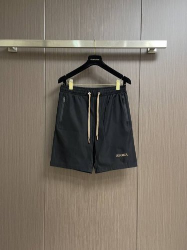 zegna 杰尼亚休闲短裤 空气层科技面料 表层朱迪纹理 底面平纹面料 看着就特别的干净 显档次 质感亲肤又舒爽 做工精细完美百搭任何上衣 上身就很帅气 尺码