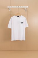 挂拍图 顶级版本 prada 24Fw 圆领T恤 这款常规版男士圆领T恤采用精美胸前刺绣打造，一贯以新颖方式重释的标志性prada三角形徽标化身，彰显与众不同的