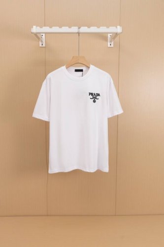 挂拍图 顶级版本 prada 24Fw 圆领T恤 这款常规版男士圆领T恤采用精美胸前刺绣打造，一贯以新颖方式重释的标志性prada三角形徽标化身，彰显与众不同的