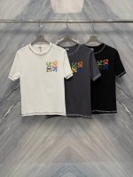 春夏新品柜台同步在售罗神艺术涂鸦圆领高克重棉质圆领短袖是一款兼具艺术感与舒适性的高品质短袖T恤。采用高克重棉质材料，柔软舒适，透气性好，适合春夏穿着，经典圆领设