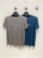 支持年后 P250 普拉达 高定面料 玉蚕丝般的丝滑 2025春夏新品上市时尚经典圆领短袖时尚单品设计，更加时尚舒适，高标准定制，上身非常有型，胸前品牌经典Lo